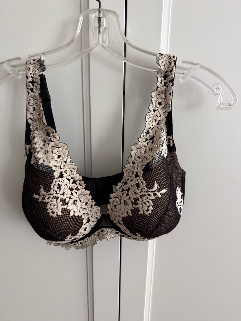 Black and Cream Lace Underwire Bra - Elegant Floral Embroidery
